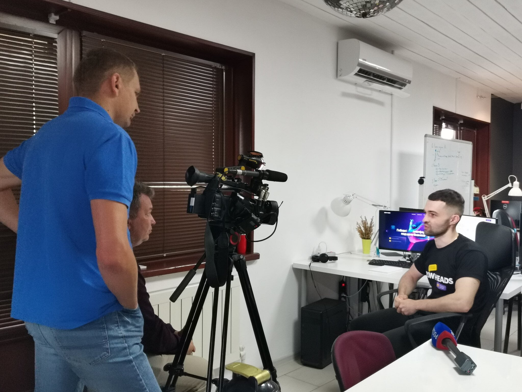 Арт-директор Intelsy дает интервью СМИ.